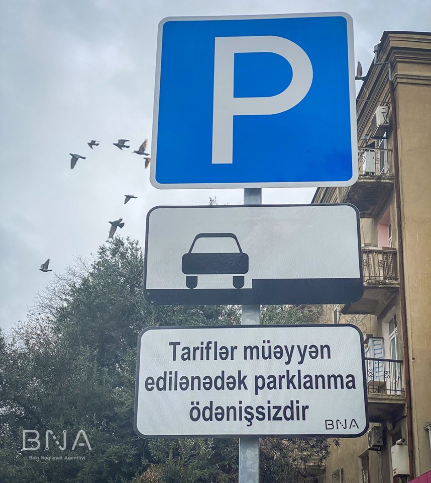 Küçə və prospektlərdə parklanma yerlərinin ödənişsiz olduğunu bildirən məlumat lövhələri quraşdırılır