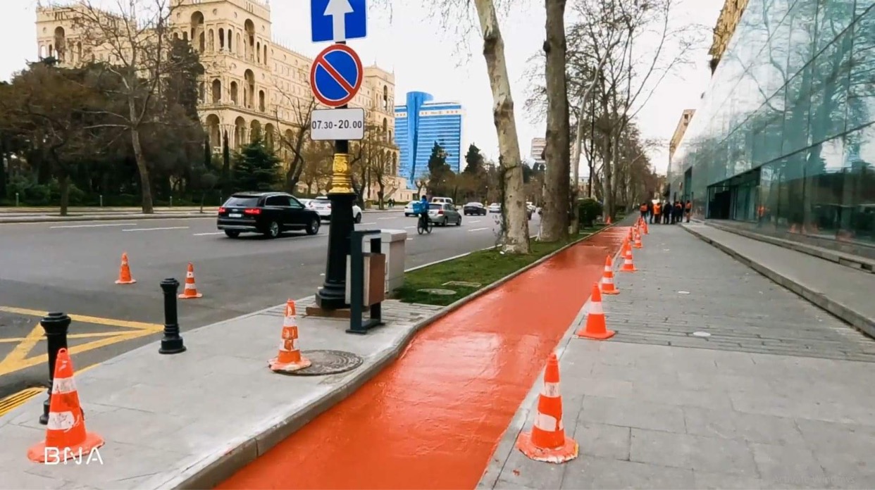 Velosiped yollarına iki komponentli boyaların vurulmasına artıq başlanılıb