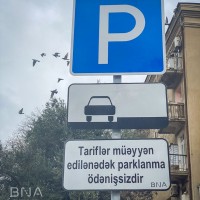 Küçə və prospektlərdə parklanma yerlərinin ödənişsiz olduğunu bildirən məlumat lövhələri quraşdırılır