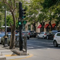 Nizamlanan yol kəsişmələrində mövcud svetofor obyektlərinin üzərinə piyada seksiyaları (bölmə) quraşdırılır