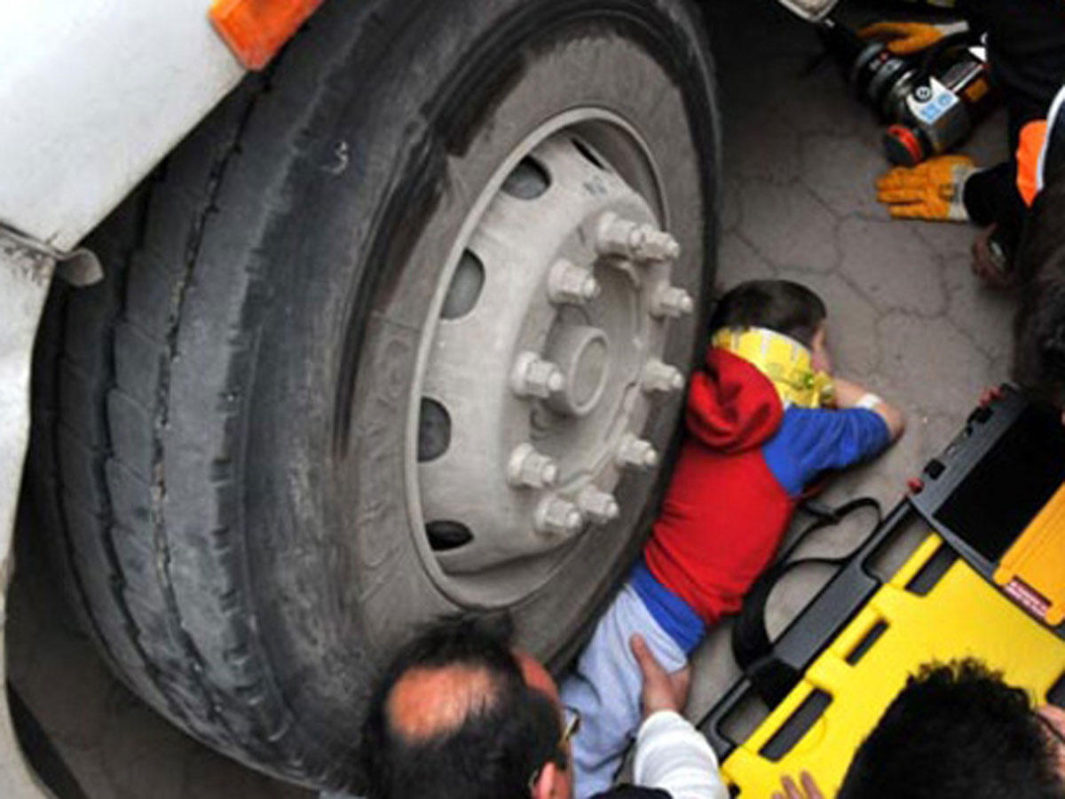 Ağsuda FACİƏ - Oğul atası sürən avtomobildən yıxıldı, təkərin altında qalıb öldü