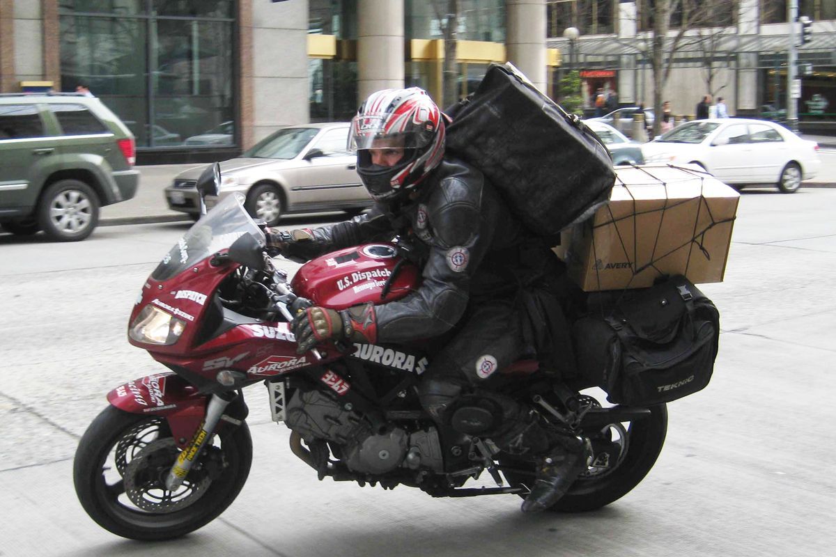 “Wolt” motosikletçisi Bakıda sürücülərə təhlükə yaradır