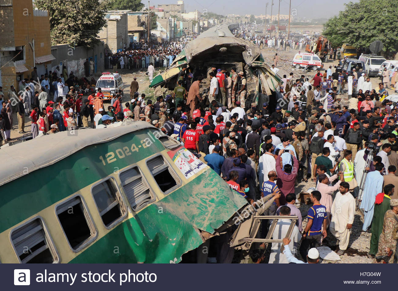 Pakistanda avtobus qatarla toqquşdu, onlarla ölən var