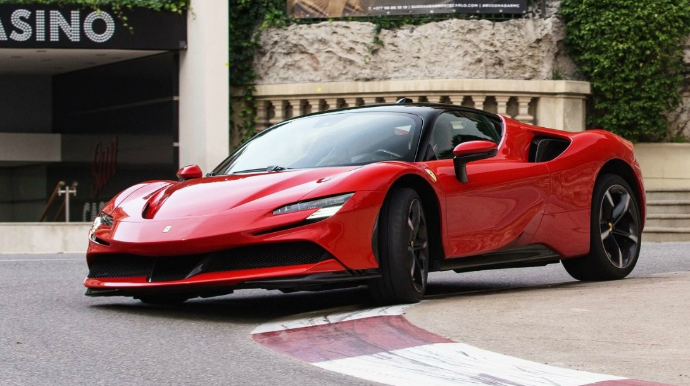 “Ferrari” ən güclü super maşının istehsalını dayandırıb