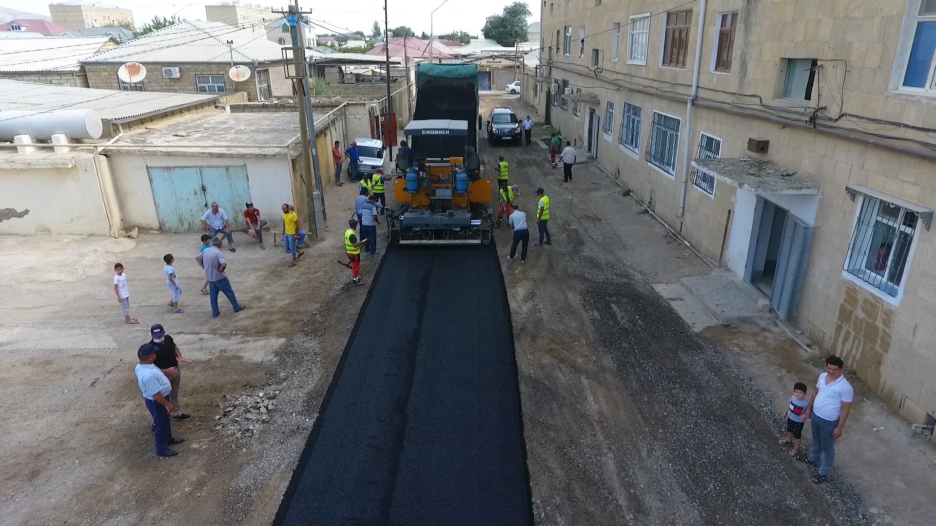 Qaradağ rayonunda təmirə ehtiyacı olan 16 km yol yenidən qurulur