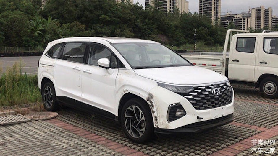 Hyundai yeni miniveni Jak-İv Kustonun şərəfinə Custo adlandırıb