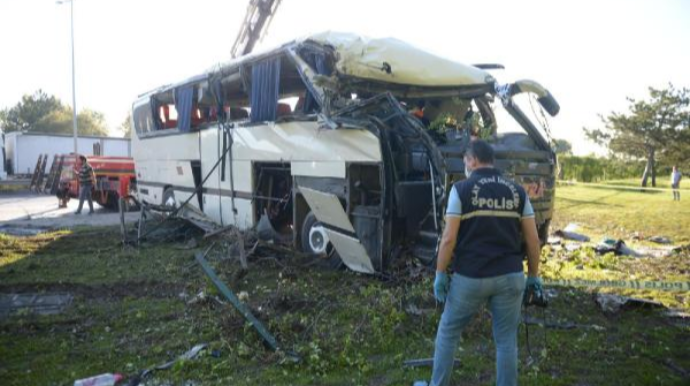 İşçiləri daşıyan avtobus yol nişanına çırpıldı: Ölən və yaralananlar var