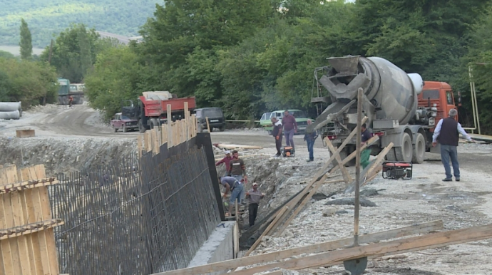 İsmayıllıda 11 yaşayış məntəqəsini birləşdirən yola ilk dəfə asfalt döşənir