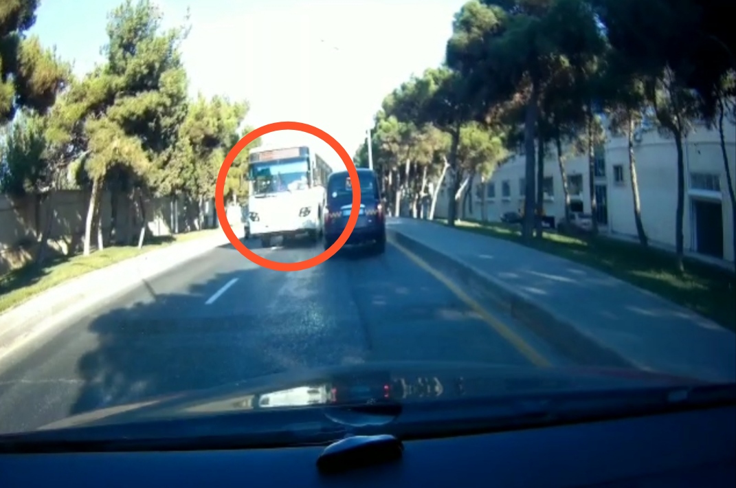 Bakıda avtobusla "avtoş"luq edən sürücü-Video