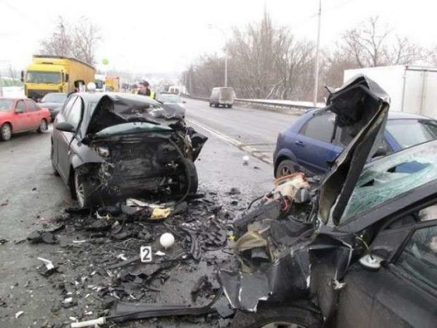 Abşeronda iki avtomobil toqquşdu, 10-a yaxın insan yaralandı - VİDEO