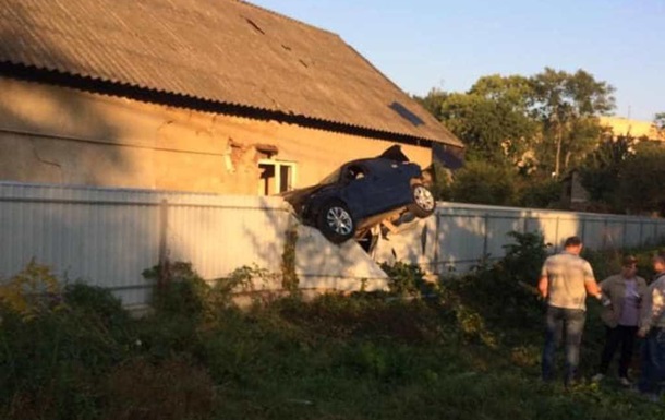 Polis işçisi “BMW” ilə qəza törətdi; maşın hasarda asılı qaldı - FOTO