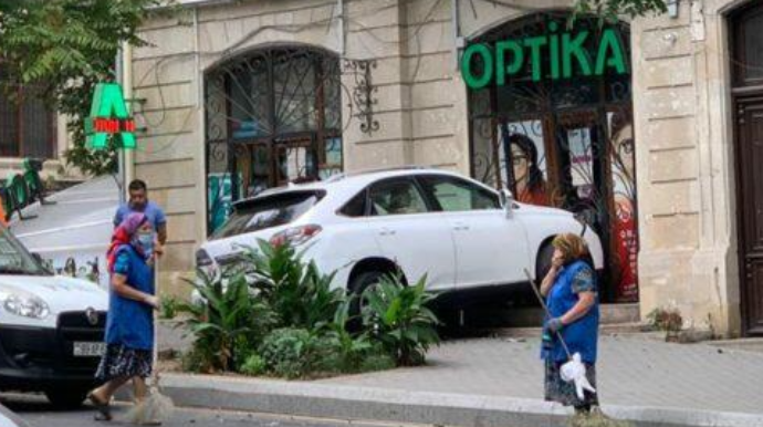 Bakıda "Lexus" aptekə girdi - FOTO