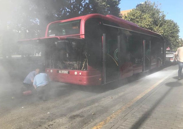 Bakıda “BakuBus” yandı - Foto