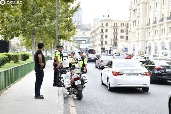 Bakıda motosikletçi yol polisi motosiklətinə çırpıldı - FOTO