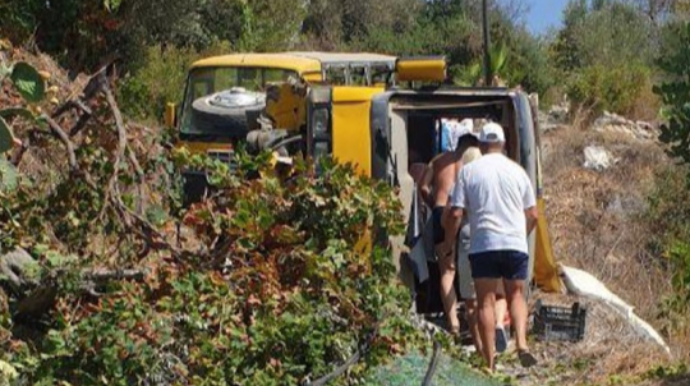 Ağacla toqquşan turist avtobusu aşdı; 11 nəfər xəsarət alıb - FOTO