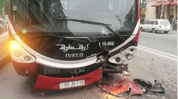 Bakıda sərnişin avtobusu qəzaya düşüb - FOTO