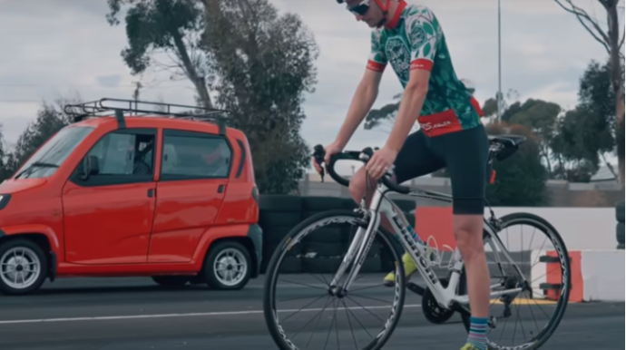 Dünyanın ən ucuz avtomobili velosipedlə yarışa çıxdı  - VİDEO