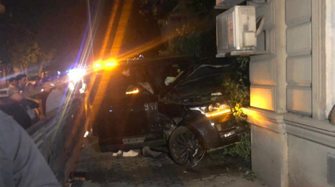 Bakıda “Range Rover” divara çırpılıb - FOTO - VİDEO