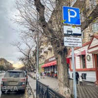 Küçə və prospektlərdə parklanma yerlərinin ödənişsiz olduğunu bildirən məlumat lövhələri quraşdırılır