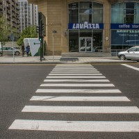 Nizamlanan yol kəsişmələrində mövcud svetofor obyektlərinin üzərinə piyada seksiyaları (bölmə) quraşdırılır