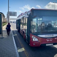 Avtobuslardakı oturacaq yerlərinin yarısında sosial məsafənin saxlanılması ilə bağlı elan vurulub