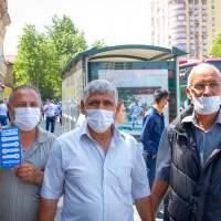 Yenilənən 11 nömrəli marşrut xəttinin keçdiyi avtobus dayanacaq məntəqəsində sərnişinlərə qoruyucu tibbi maskalar və maarifləndirici flayerlər paylanılıb